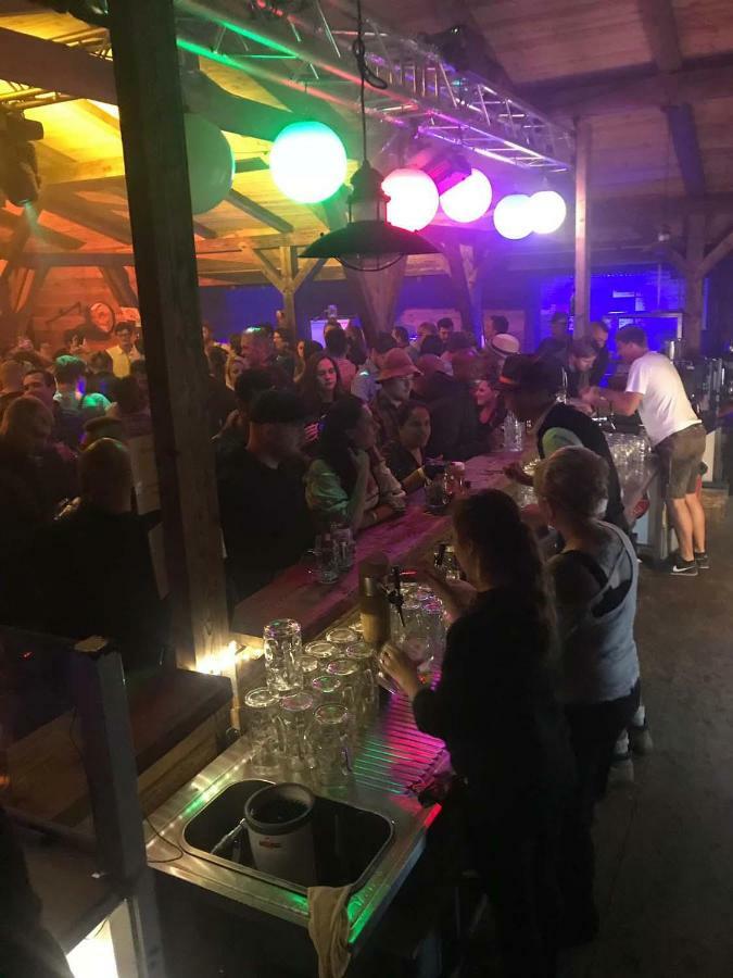 Oktoberfest Wiesn Camp Lodge München Buitenkant foto