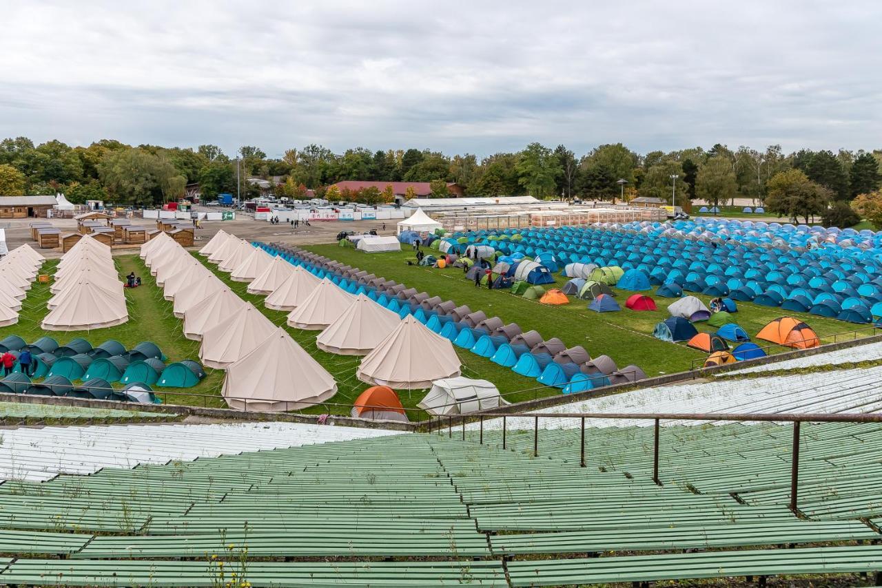 Oktoberfest Wiesn Camp Lodge München Buitenkant foto